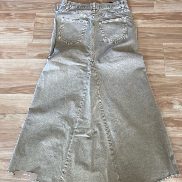 NWT Reformation “Tazz” Maxi Skirt w slit “Vintage Marzipan” Khaki Sz. 27 (US 4) - Picture 3 of 4